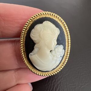 Vintage Brooch Pin Cameo Black White Goldtone 1.1-1.2 Inch 1970-1980 In EUC